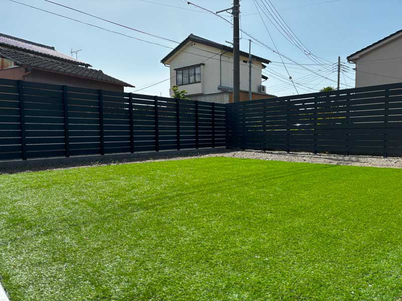 人工芝の庭と目隠しフェンス足利市