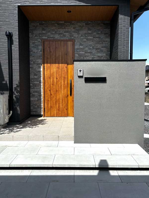 塗り壁門柱と浮遊階段ニューとベイブ舗装材足利市