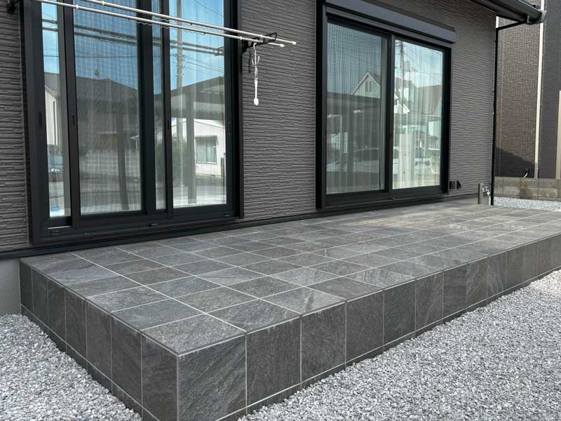 群馬外構おしゃれなタイルデッキ石目調