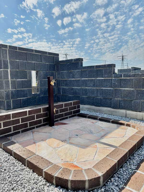 群馬外構立水栓レンガと天然石おしゃれ