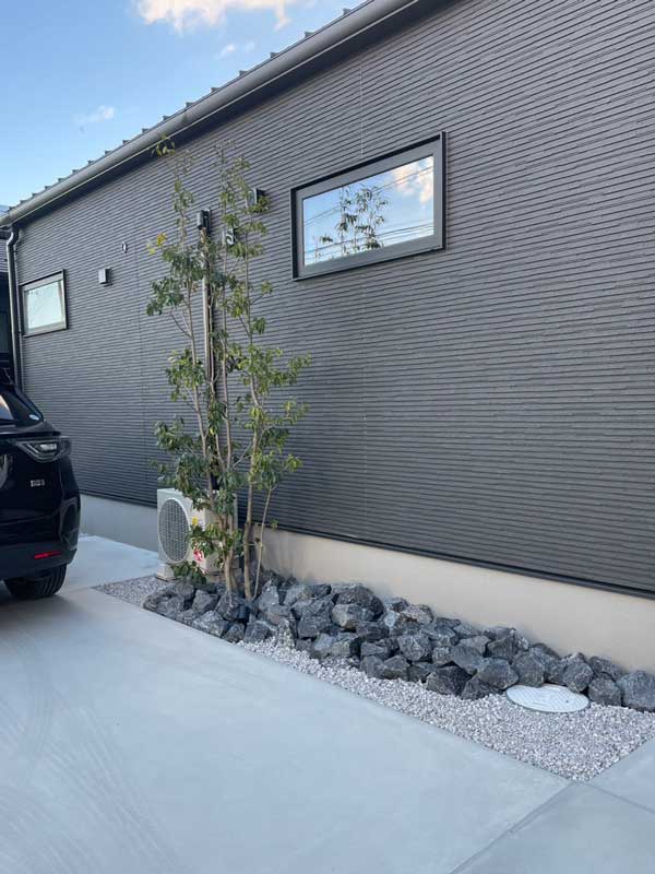 みどり市外構植栽と割栗石