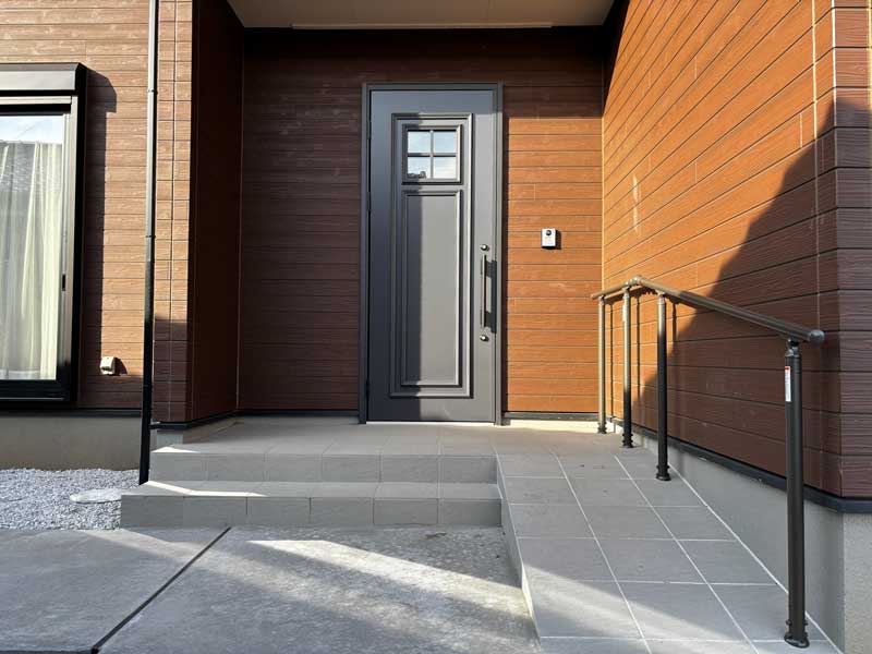 太田市外構玄関手すり付きスロープ