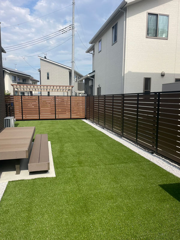 太田市外構人工芝とウッドデッキと目隠しフェンス