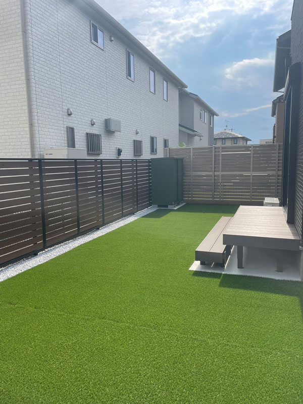 太田市人工芝の庭、目隠しフェンスとウッドデッキ施工例